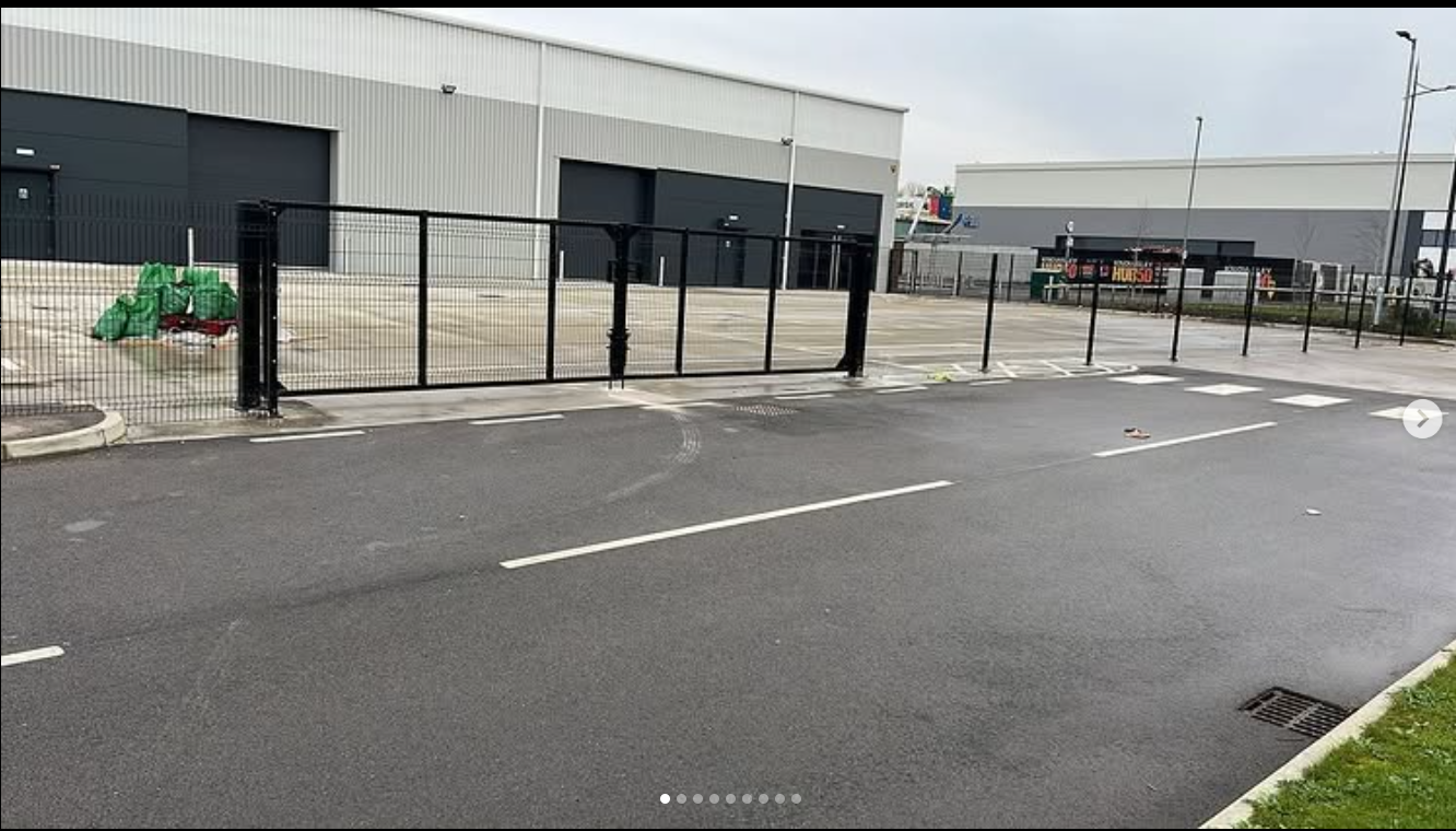 Commercial fencing installation